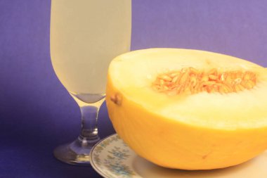 kavun suyu mavi arkaplanda