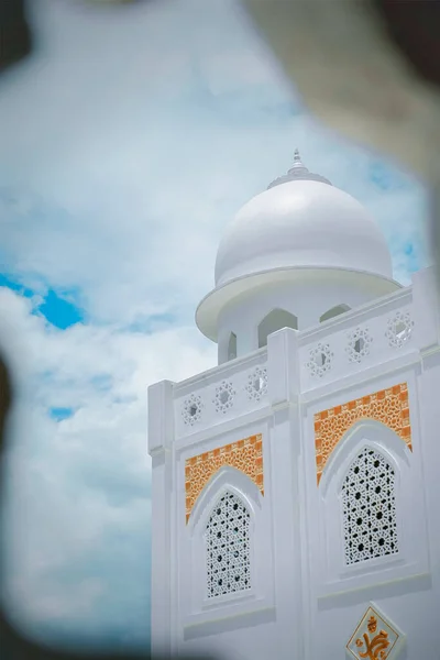 beautiful white mosque in the city of abu dhabi, united arab emirates