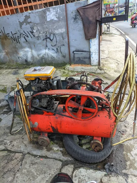 Eski paslı metal tekerlek Kırmızı ve beyaz