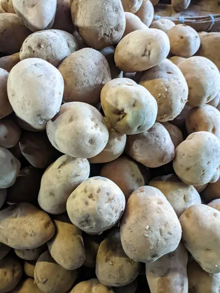 Pazarda taze taze patates.