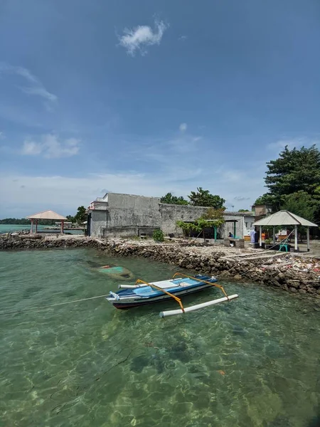 Deniz adası manzarası ve Endonezya 'daki balıkçı tekneleri