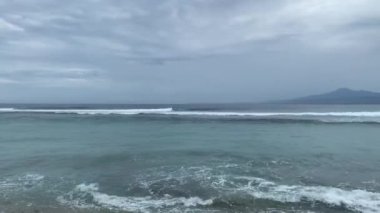 Tanjung Setia Plajı, Krui, Batı Lampung 'da Güzel Sörf Dalgaları