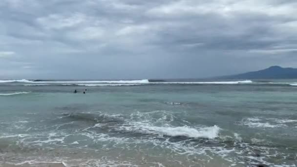 美丽的海滩 美丽的海浪 度假目的地 — 图库视频影像