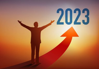 Tebrik kartı 2023, bir işadamının kollarını kırmızı bir okun önünde güneşli bir ufka doğru açtığını gösteriyor. Yeni yıl için umut ve başarının sembolü..