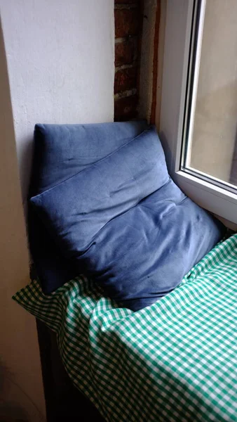 Pencere kenarında yastıklar, yastıklı rahat bir pencere pervazı, dinlenmek için bir yer.