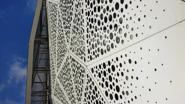 Modern bir binanın cephesi, beyaz bir binanın dış görünüşü.