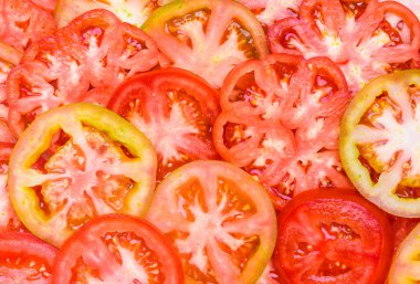 Domatesler arka planı kesiyor.