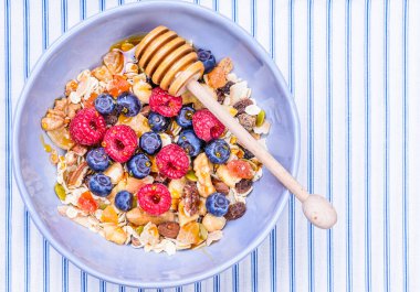 Mısır gevreği ve yulaf ezmeli kahvaltı kasesi fotokopi alanı. Sağlıklı kahvaltı kasesi.