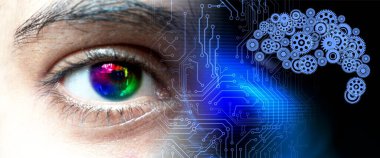 Mavi gözlü ve dijital kodlu bir kadının yakın çekimi.