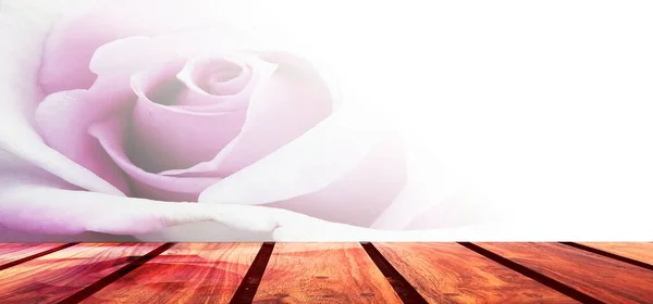 Ροζ Τριαντάφυλλο Ξύλινο Τραπέζι — Φωτογραφία Αρχείου