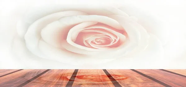 木のテーブルにピンクのバラの花 — ストック写真