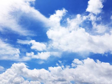 Bulutlu mavi gökyüzü