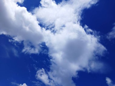 Bulutlu mavi gökyüzü