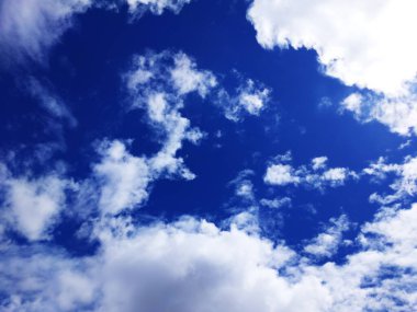 Bulutlu mavi gökyüzü