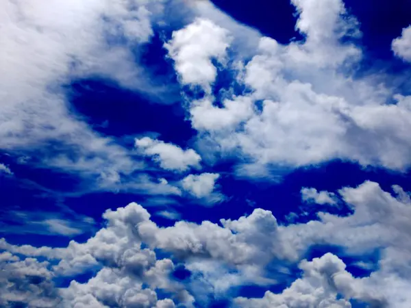 Cielo Azul Con Nubes Blancas —  Fotos de Stock