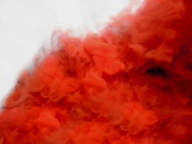 Kırmızı ve beyaz tozun siyah izole edilmiş dumanının soyut arkaplanı