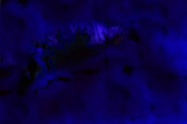 Renkli boya lekeleri ve bulutlarla soyut arkaplan