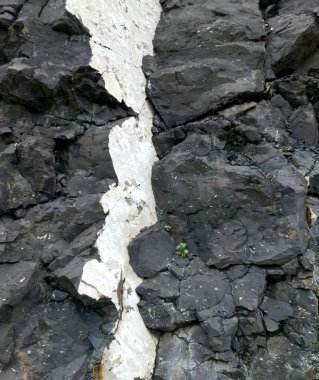 Kömür yığınındaki taşlar, kayalar ve dağlar açık bir taşın üzerinde.