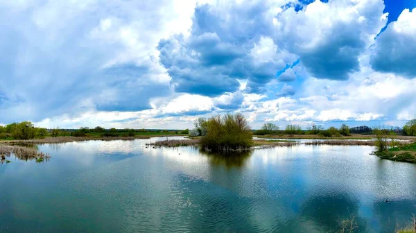 Bellissimo Paesaggio Con Fiume Lago — Foto Stock