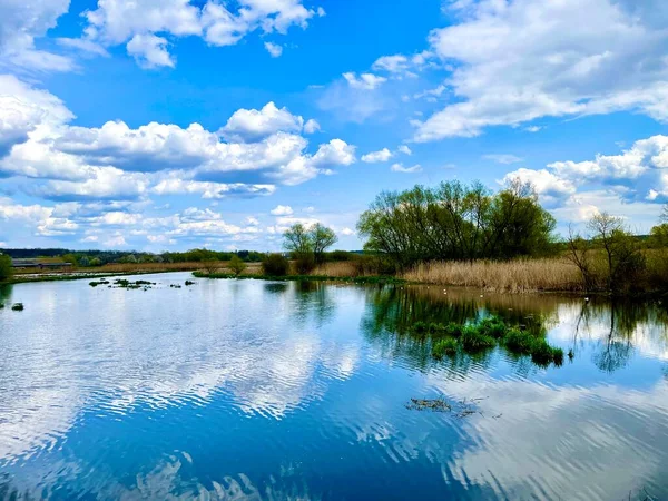Красивый Пейзаж Озером Рекой — стоковое фото