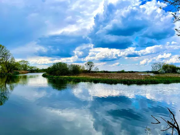 Красивый Пейзаж Озером Рекой — стоковое фото