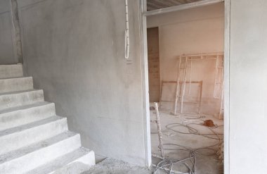 İnşaat alanındaki merdiven, duvar beton iç oda