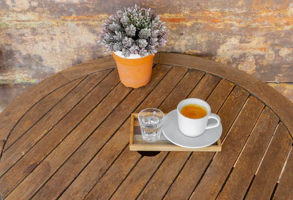 Weiße Kaffeetasse Und Glas Wasser Auf Holztisch Und Blumentopf — Stockfoto