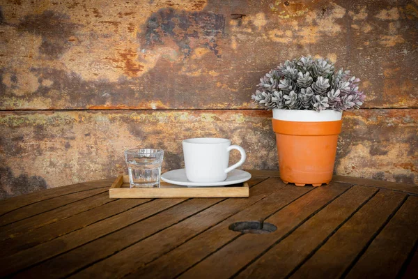 Weiße Kaffeetasse Und Glas Wasser Auf Holztisch Und Blumentopf — Stockfoto