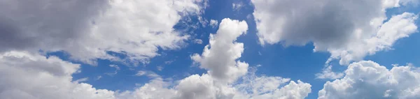 パノラマの空と雲の美しい背景 — ストック写真