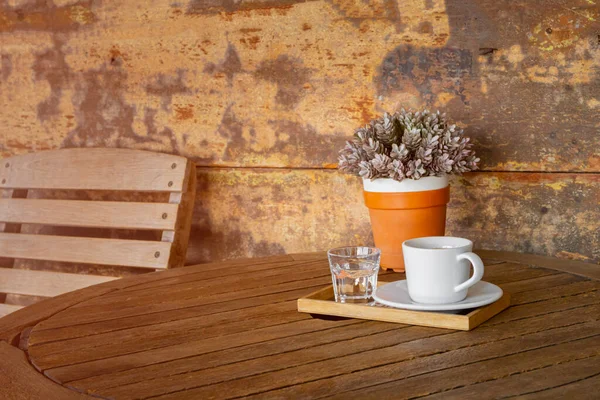 Чашка Белого Кофе Стакан Воды Старинном Деревянном Столе Цветочном Горшке — стоковое фото