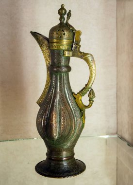 Bahşisaraj, Kırım - 18 Eylül 2020: Bronz testi stilize bir kuş şeklinde.