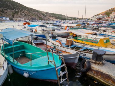 Balaklava, Kırım - 18 Eylül 2020: Balaklava Körfezi 'ndeki tekne ve yatlar, Kırım
