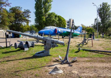 Sivastopol, Kırım - 19 Eylül 2020: Mikhailovskaya bataryası, Sivastopol, Kırım topraklarında eski silahların sergilenmesi