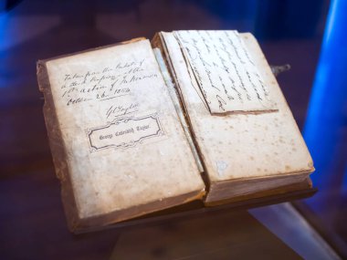 Sivastopol, Kırım - 19 Eylül 2020: 19. yüzyılın dua kitabı, Mikhailovskaya bataryası sergisi