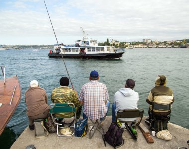 Sivastopol, Kırım - 19 Eylül 2020: Sivastopol, Kırım seti üzerindeki balıkçılar
