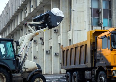 Tula, Rusya - 3 Ocak 2021: Kaldırmak için bir çöp kamyonuna kar yükleme