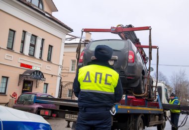 Tula, Rusya - 3 Ocak 2021: Bir trafik polisi bir aracın tahliyesini kontrol ediyor