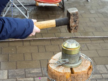 Bir çekiç ve pul kullanarak hatıra hediyesi hazırlıyorum.