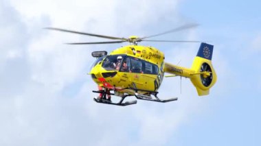 Sarı ADAC kurtarma helikopteri bir Airbus H145 'in uçuş görüntüsünde havada süzülüyor..