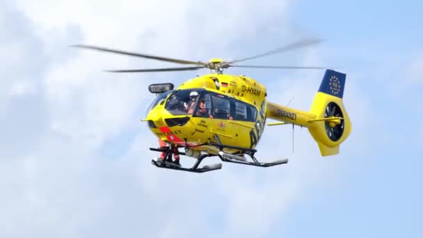Gul Adac Räddningshelikopter Som Svävar Luften Flygning Med Airbus H145 — Stockvideo