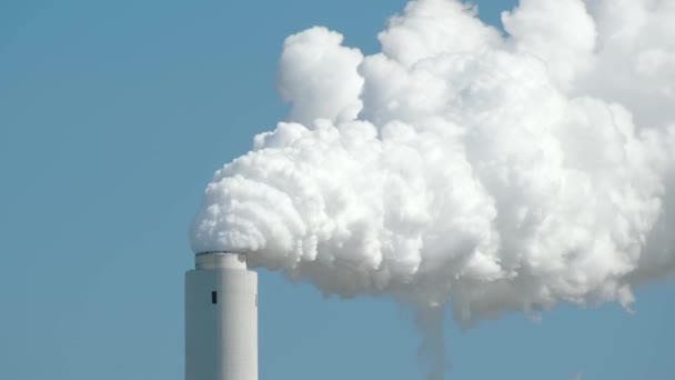 一座活跃的燃煤发电厂冷却塔在蓝天前喷出蒸汽 — 图库视频影像