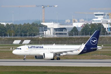 Bir Lufthansa Airbus A320 Münih Havaalanı 'nda piste çıkıyor..