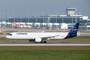 Lufthansa Airbus A321 Münih Havaalanı 'ndaki yolcu terminalinin önünde kalkıyor..