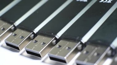 Siyah USB flaş sürücülerinin beyaz arkaplan üzerine dizilmiş makro odak çekimi