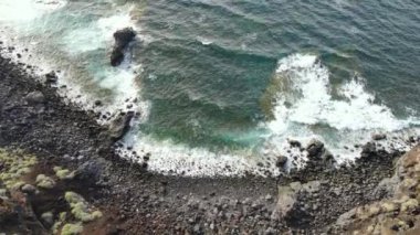 El Hierro, Kanarya Adaları, İspanya 'nın volkanik kaya kıyısındaki dalgalı deniz manzarası.