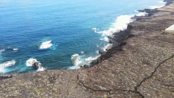 Tilting Aerial Shot Dark Volcanic Cliff Coast Blue Sea Hierro — стокове відео