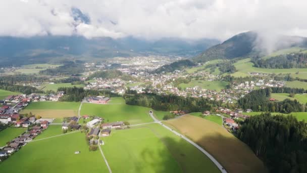 夏の高山の山の風景に囲まれた谷の美しい村の空中ショット Alpbachtal チロル オーストリア — ストック動画