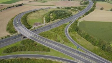 Otoban üst geçidinin hava görüntüsü, Alman otoyol kavşağı, araba trafiği yaz manzarasıyla çevrili..