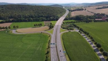 Alman Otobanı 'ndaki bir otoyolun havadan çekilmiş görüntüsü. Yaz aylarında yeşil tarlalarla çevrili hafif trafik var..