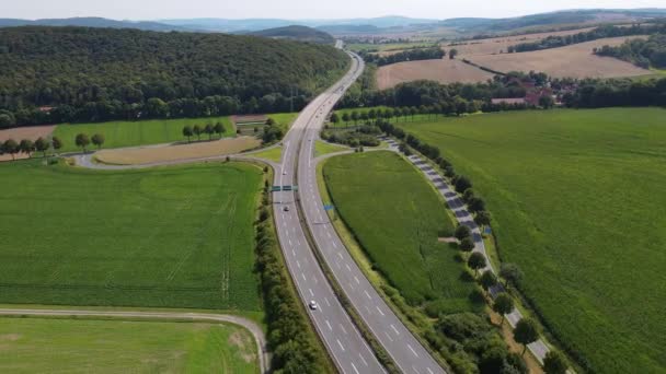 Widok Lotu Ptaka Niemiecką Autostradę Autobahn Niewielkim Ruchem Samochodowym Zielonym — Wideo stockowe